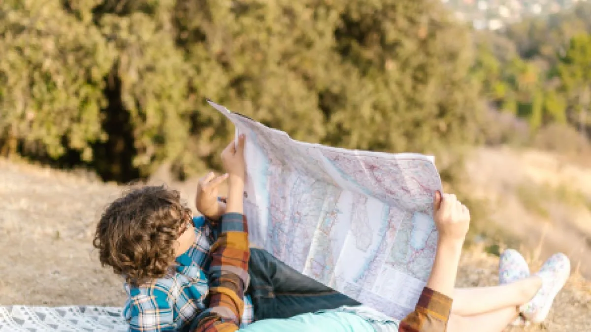کودکی در حال نگاه‌کردن به نشانه‌های خیابان برای پیدا کردن مسیر بدون GPS